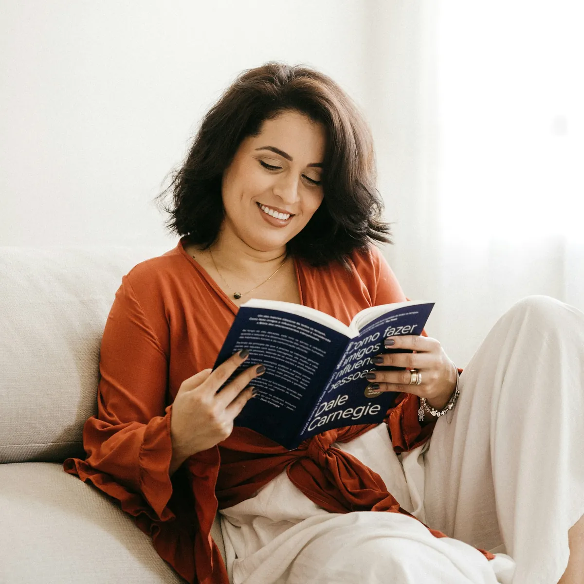 Une femme lit tranquillement chez elle